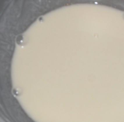 1. Этап. Багет с луком: 1. Делаем опару. Смешиваем дрожжи, 2 ст. л. муки и сахар. Разводим в теплой воде. Накроем крышкой и ждем, пока не 