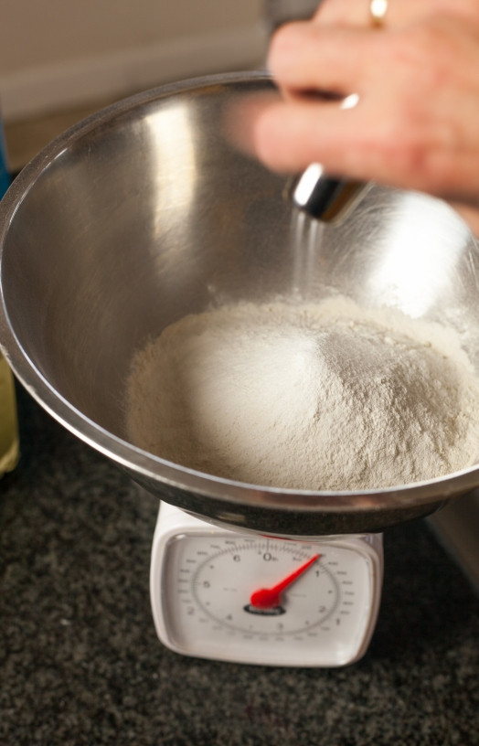 1. Этап. Оладьи с черникой: Замешиваем тесто. Сперва высыпаем муку.