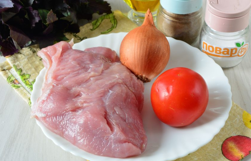 1. Этап. Индейка с базиликом: Подготовьте все ингредиенты.