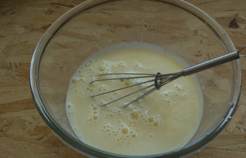 1. Этап. Блины (классический рецепт): Добавьте молоко и воду. Снова взбейте.