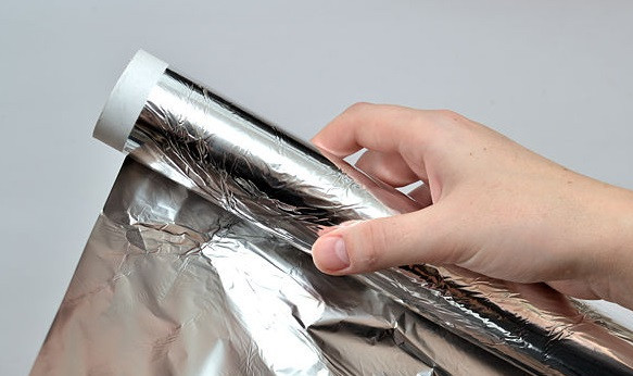 1. Этап. Минтай в духовке: 3. Приготовьте два больших листа фольги, каждый лист согните напополам.