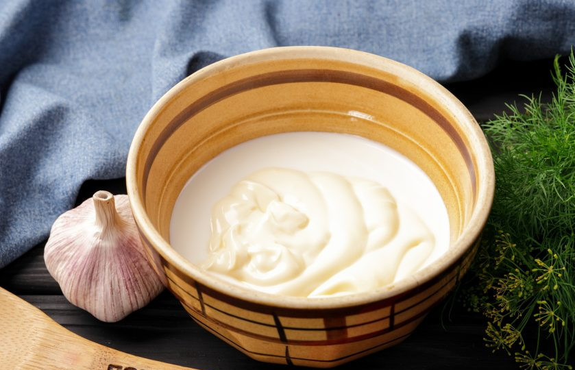 1. Этап. Соус Нежный: В миске соедините сметану и майонез.