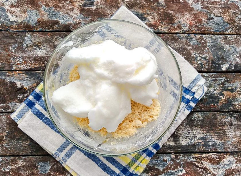 1. Этап. Печенье Экономное: К желтковой массе добавьте взбитый белок и аккуратно перемешайте.