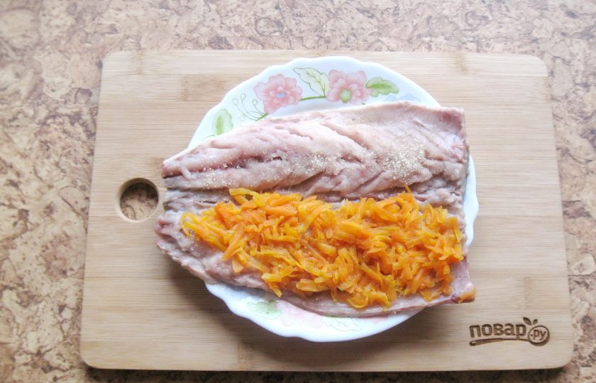 1. Этап. Холодная закуска из скумбрии: Морковь отварить, охладить и очистить. Натереть на терке. Выложить половину тертой моркови на одну половину рыбы.
