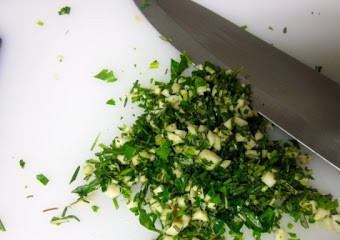 1. Этап. Ребрышки ягненка в духовке: Все травы промойте и мелко нарубите вместе с чесноком. Затем в миске смешайте их, добавив масло, соль, горчицу и перец.