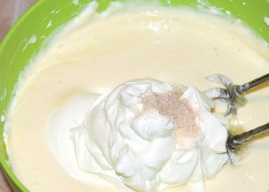 1. Этап. Чизкейк Филадельфия: Теперь добавляем сливки и ванильный сахар, опять перемешиваем. Не взбиваем!