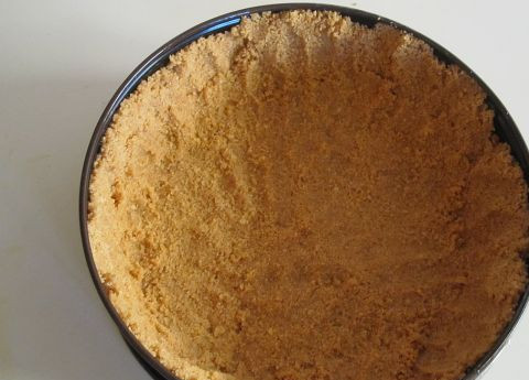 1. Этап. Чизкейк без выпечки с маскарпоне: Теперь мы выкладываем основу в форму, распределяем ее равномерно по стенкам и утрамбовываем.