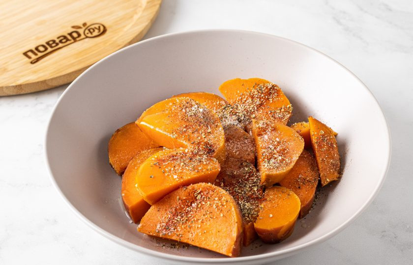 1. Этап. Сладкий картофель батат на гриле: Добавьте растительное масло, специи и соль. Перемешайте.