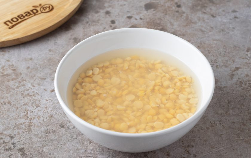 1. Этап. Квас из гороха: Горох переберите, промойте и замочите в чистой воде.