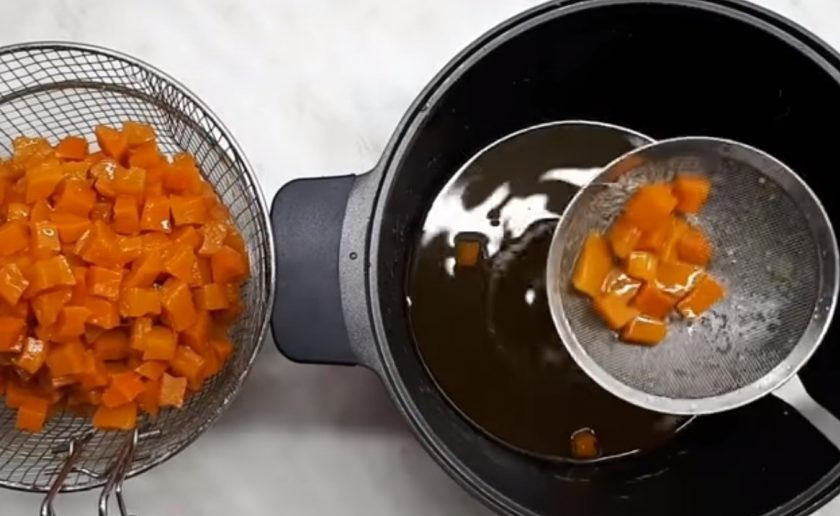 1. Этап. Вкусные цукаты из тыквы: 3. Когда тыква остынет, выньте ее из сиропа и кипятите сироп без тыквы в течение 5-7 минут. Снова добавьте тыкву в сироп, дайте массе остыть. Повторите процедуру: выньте тыкву и проварите сироп.