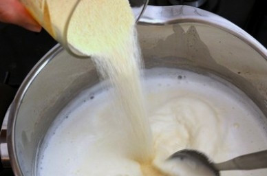 1. Этап. Пудинг из манки: Доводим молоко до кипения, тонкой струйкой всыпаем манку. Не забываем при этом помешивать, чтобы не образовывались комочки.