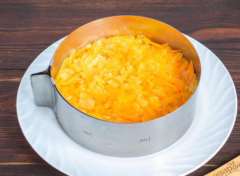 1. Этап. Салат Царский с курицей и шампиньонами: Для третьего слоя мелко нарежьте лук и натрите на крупной терке морковь. Обжарьте овощи в небольшом количестве растительного масла и остудите. Выложите третьим слоем салата. Майонез на этот слой я не кладу.
