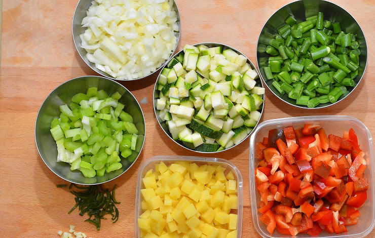 1. Этап. Минестроне с беконом: Итак, приступим. Для начала чистим, моем и нарезаем все овощи небольшими кубиками, чеснок и острый перец измельчаем.