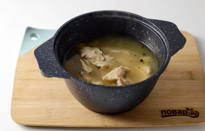 1. Этап. Cоевое мясо по-французски: Вскипятите овощной бульон с приправой для пельменного бульона. Отварите в нем соевый текстурат до мягкости. Затем слейте воду, а соевые кусочки слегка отожмите.