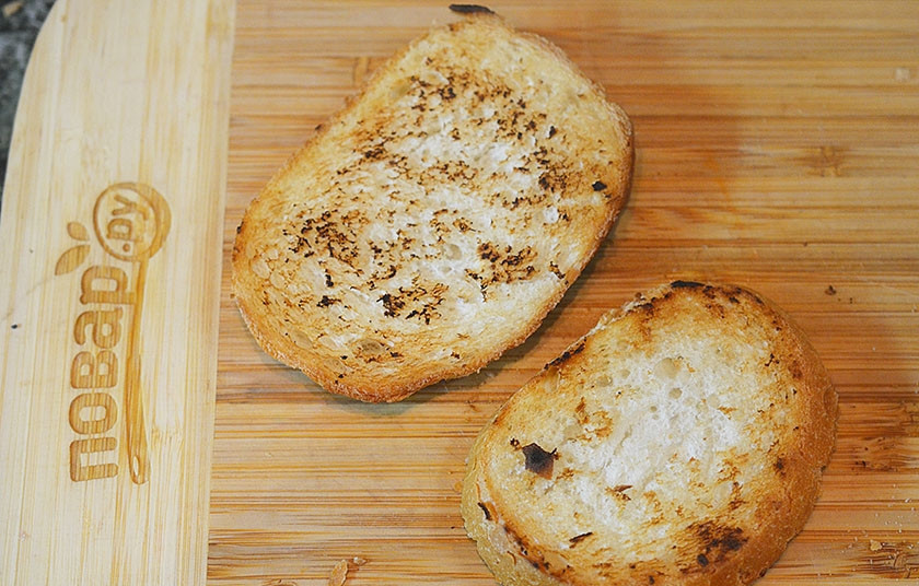 1. Этап. Завтрак в замке Винтерфелл: 3. Хлеб нарежьте ломтиками и слегка обжарьте.