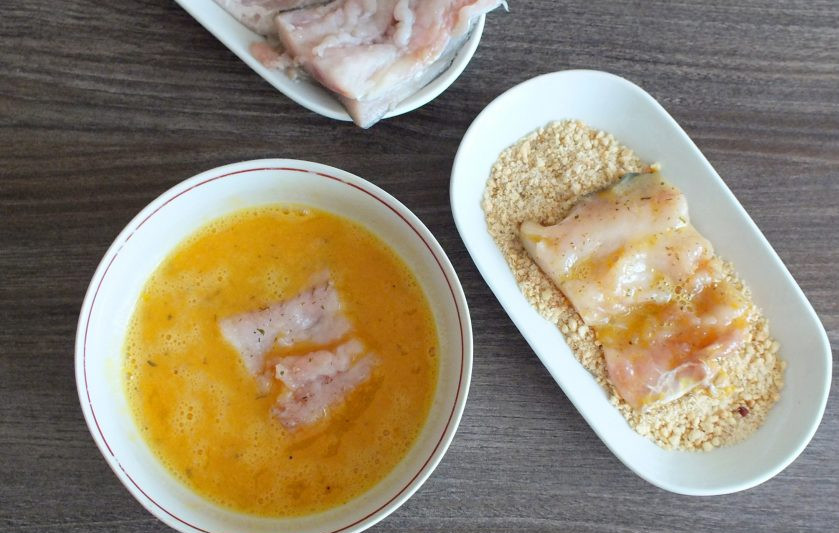 1. Этап. Судак в ореховой панировке: Кусочек судака обмакните в яйцо, потом с орехово-сухарную смесь.