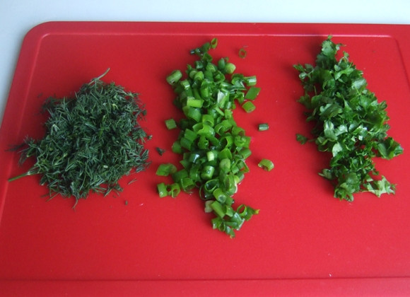 1. Этап. Мясо в сливках в духовке: Моем и измельчаем зелень.