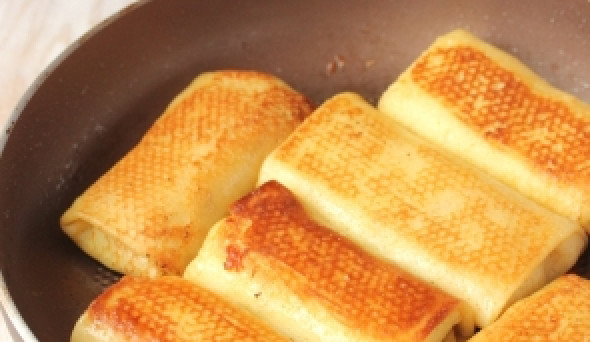 1. Этап. Блины конвертом: Блины перед подачей к столу можно запечь в духовке под сливками, а можно обжарить на сливочном масле на сковороде.