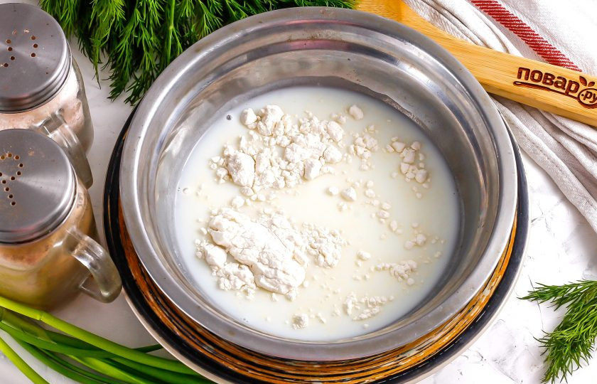 1. Этап. Сливочный соус без сливок: Влейте холодное молоко в глубокую емкость и вмешайте в него соль и пшеничную муку. Муку вмешивайте только в холодную жидкость, чтобы не было комочков. Можно прожарить муку с уже отпассерованным репчатым луком, тогда она тоже не создаст комочки в соусе.