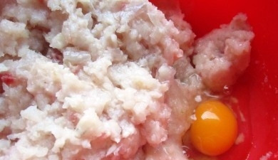 1. Этап. Рыбные котлеты из тилапии: Смешайте яйцо с рыбным фаршем и луком, а также с заранее сваренным рисом.
