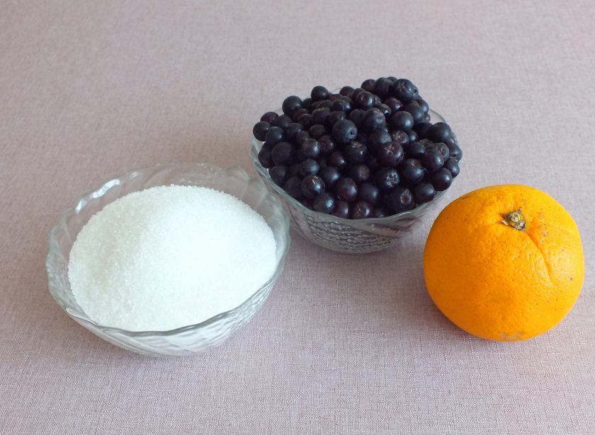 1. Этап. Варенье из черноплодной рябины с апельсином: Подготовьте необходимые ингредиенты.