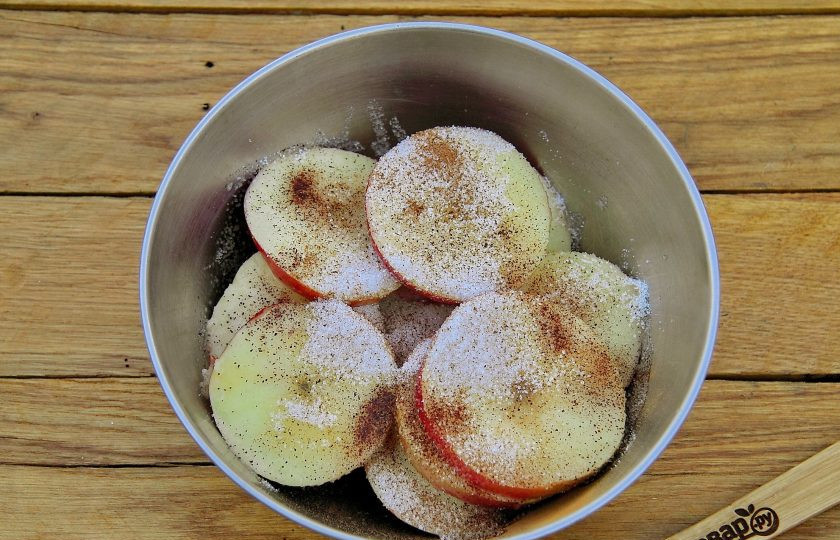 1. Этап. Яблоки гриль: Переложите нарезанные яблоки в глубокую миску, полейте растопленным сливочным маслом, посыпьте сахаром и корицей.