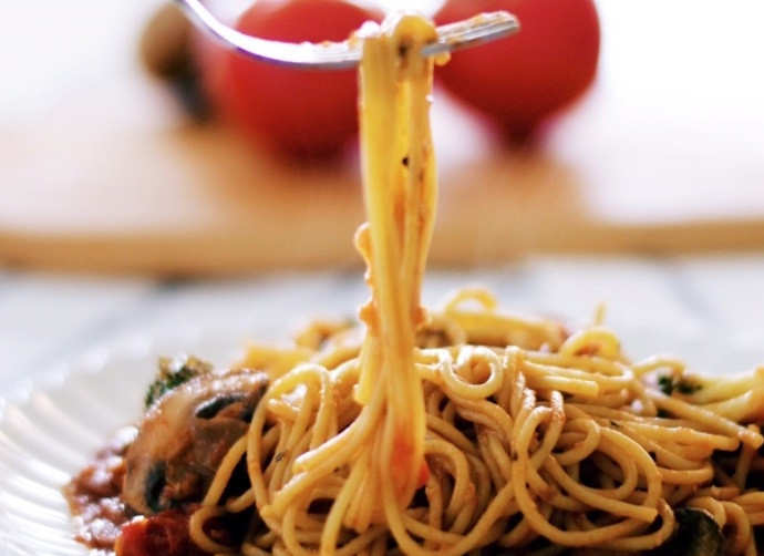 1. Этап. Спагетти с томатным соусом и овощами: 6. Подавайте спагетти с овощами горячими.