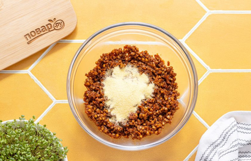 1. Этап. Котлеты из гречки с овощами: Переложите гречку с овощами в глубокую миску. Добавьте манную крупу.