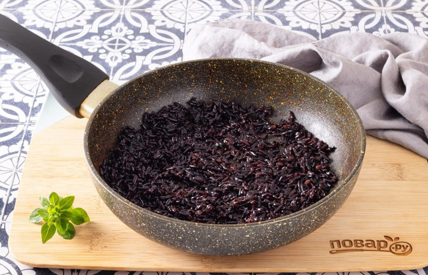 1. Этап. Дикий рис в кокосовом соусе: Разогрейте сковороду на среднем огне и 1-2 минуты обжарьте отварной рис.