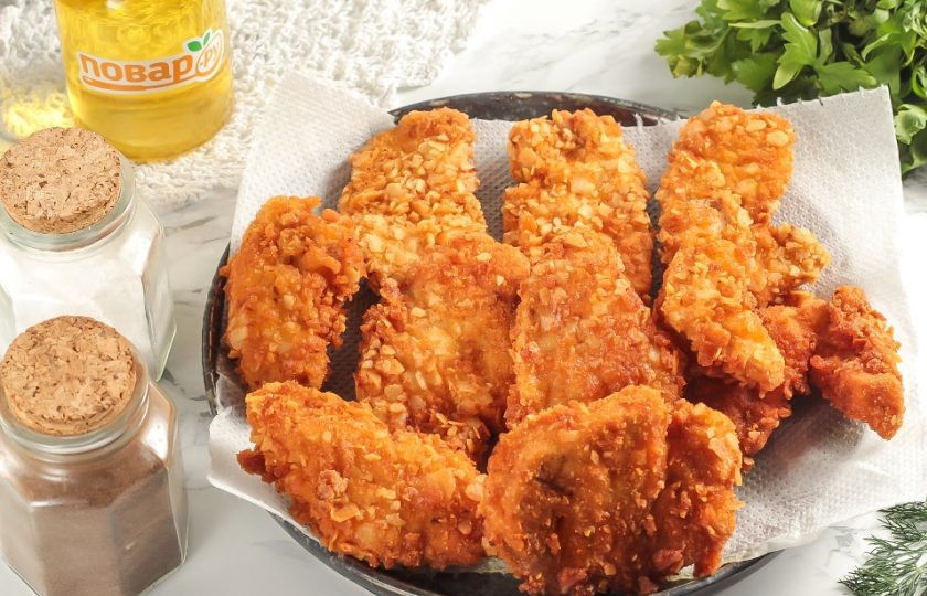 1. Этап. Наггетсы на сковороде: Выложите обжаренные наггетсы на салфетку, чтобы удалить лишний жир.