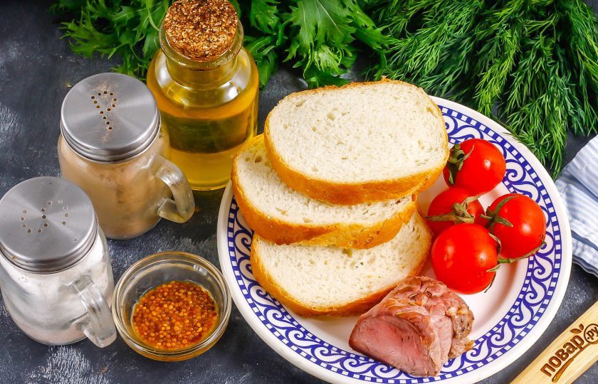 1. Этап. Канапе с ростбифом: Подготовьте указанные ингредиенты. Ростбиф обжарьте заранее и протомите в фольге. Помидоры и зелень промойте.