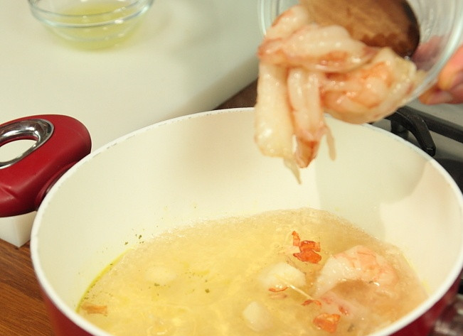 1. Этап. Тайский суп с креветками: Добавить лимонник и креветки.