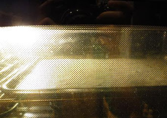 1. Этап. Шарлотка с грушами и яблоками: На противень вперемешку выложите груши и яблоки, залейте тестом и сразу выпекайте 40 минут при 180 градусах.