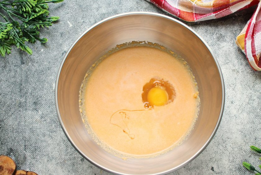 1. Этап. Морковное тесто: Влейте в миску морковную массу и хорошо перемешайте, чтобы растворились кристаллики и разошлись дрожжи. Разбейте в миску яйцо, перемешайте.