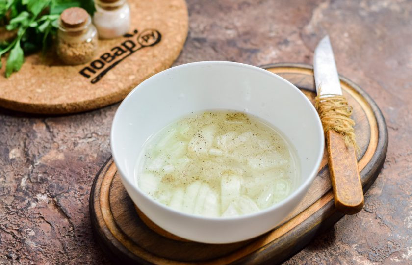 1. Этап. Салат с крабовыми палочками и маринованным луком: Очистите и сполосните лук, нарежьте мелкими кубиками. Выложите лук в мисочку, залейте водой и уксусом, добавьте соль, перец. Маринуйте лук 10 минут.