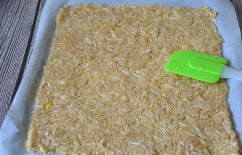 1. Этап. Бисквитный рулет с яблоками: Застелите противень бумагой для выпечки, выложите яблочную начинку, разровняйте.