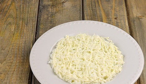 1. Этап. Салат Черепаха с яблоками и сыром: 2. Выложите его ровным слоем на тарелку для подачи. Промажьте немного майонезом и по желанию присыпьте солью.