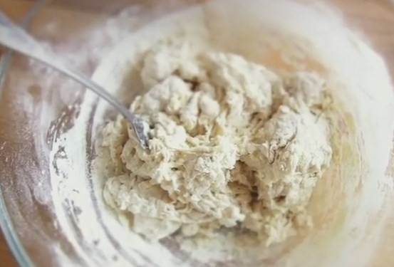 1. Этап. Чебуреки постные с грибами и гречкой: 2. Просейте в жидкость муку и замесите тесто. Затем переложите на стол и завершите месить руками, подсыпая муку. Тесто не должно липнуть к рукам.