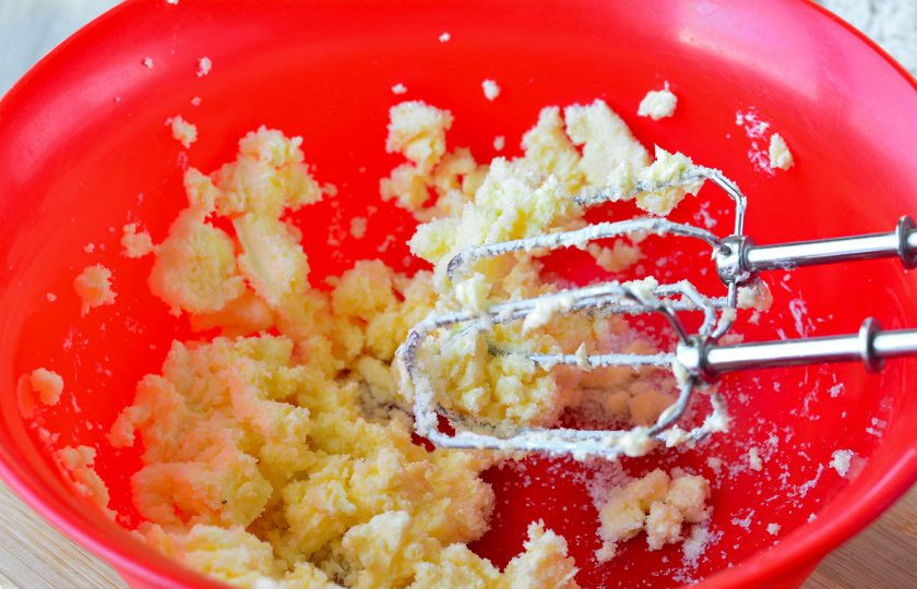 1. Этап. Кекс без разрыхлителя: Взбейте сахар и масло при помощи миксера.