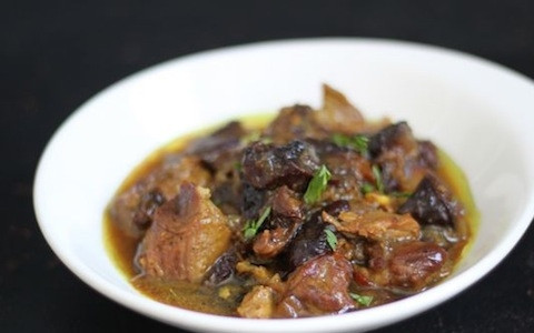 1. Этап. Тажин из ягненка с черносливом: 4. Тажин из ягненка с черносливом готов. Перед подачей можно добавить еще щепотку свежей зелени. Приятного аппетита!