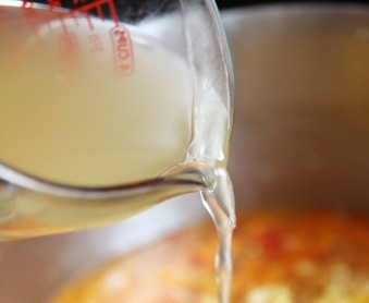 1. Этап. Томатная похлебка с кукурузой: 5. Добавьте бульон, доведите до кипения. Подсолите по вкусу, добавьте перец, паприку или другие специи.