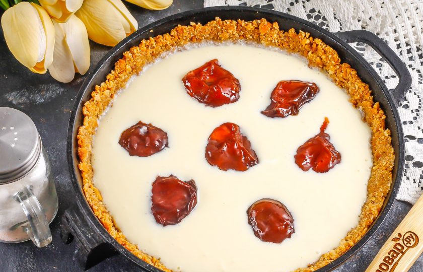 1. Этап. Сливовый чизкейк: Аккуратно извлеките форму из духовки и влейте в нее творожную начинку. Выложите консервированные или свежие промытые сливы без косточек. Отправьте форму в духовку на 40-50 минут.