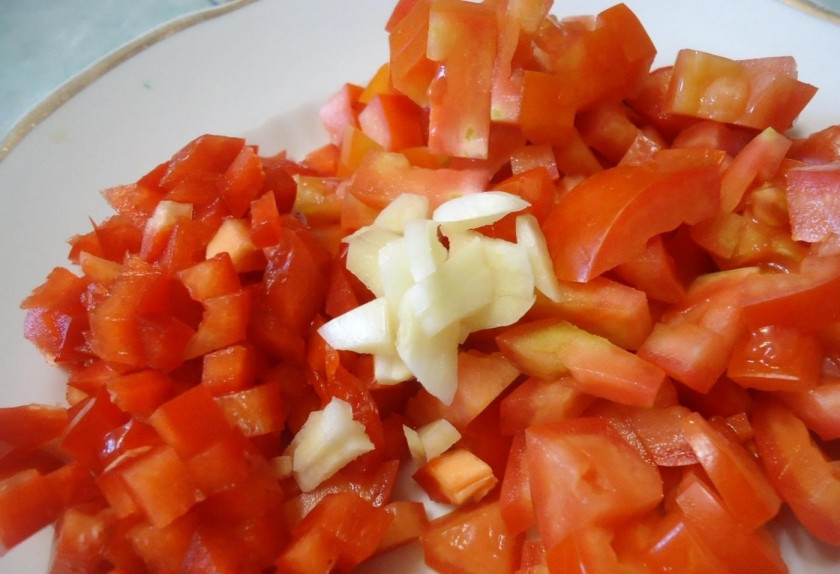 1. Этап. Курник из бездрожжевого теста: 7. Мою и нарезаю мелким кубиком помидор и половину болгарского перца, чищу 2 зубчика чеснока и нарезаю его мелко, соединяю с остальными овощами.