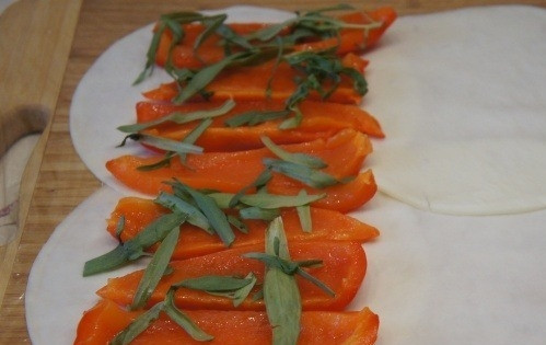 1. Этап. Cырные блины из сулугуни: На сулугуни выложите перец, сверху — зелень и начинку. Далее делайте все, как во втором шаге.