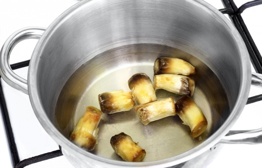 1. Этап. Салат Русская красавица с грибами: Грибные ножки отварите в небольшой кастрюле в подсоленной воде.