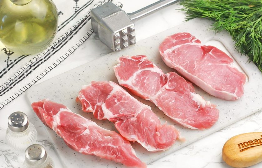 1. Этап. Мясо по-французски в аэрогриле: Нарежьте свинину ломтиками толщиной не более 1 см. Старайтесь нарезать широкие кусочки, которые можно с легкостью отбить.