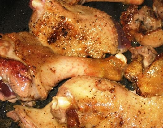 1. Этап. Гусь с картошкой: Разогреваем сковороду с растительным маслом, обжариваем на ней кусочки гуся до румяной корочки.