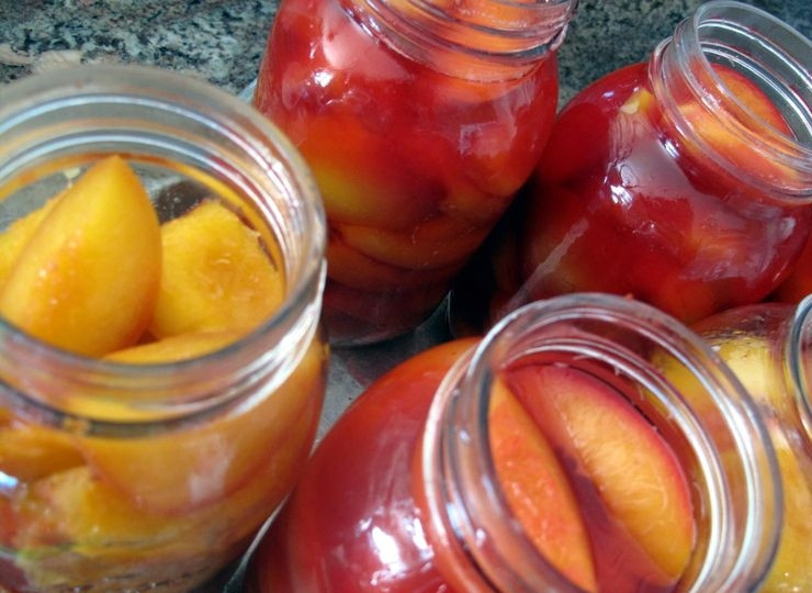 1. Этап. Консервированные нектарины: 2. Из воды и сахара сварите сироп. Для этого всыпьте сахар в воду, поставьте на средний огонь и, помешивая, дождитесь пока сахар растворится. Доведите до кипения (пузырьков).