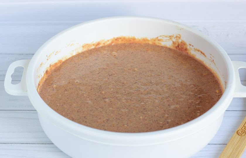 1. Этап. Печеночное суфле с шампиньонами: Добавьте оставшиеся ингредиенты: яйцо, сметану и муку. Перемешайте до однородности. Посолите и поперчите по вкусу.