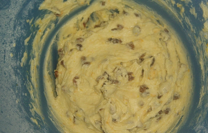 1. Этап. Кекс с цедрой: Перемешиваем до образования однородной густой массы.